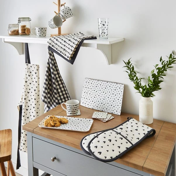 Hearts Pack Of 3 Tea Towels 2 Hearts Pack Of 3 Tea Towels - Image 2