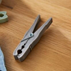 Pack Of 36 Basic Plastic Pegs In Basket -Online Tableware Store 30816784 alt02